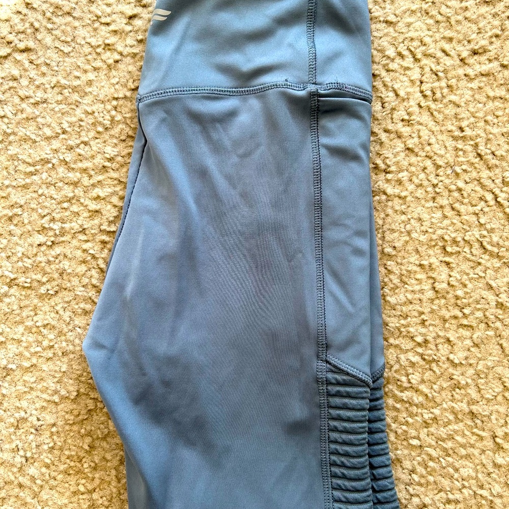 Women’s Fabletics grey soft leggings size Medium